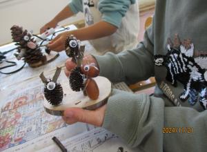 どんぐりで動物を作る子ども