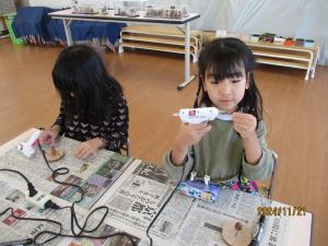 作っている子どもたち1