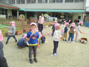 しゃぼん玉を作っている4歳児