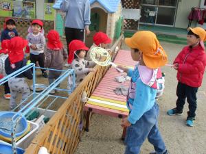 1歳児にしゃぼん玉を作る5歳児