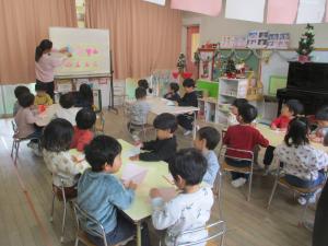 サンタさんを折っている3歳児