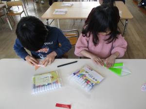 サンタさんを折っている5歳児
