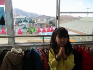 サンタさんが来てくれるように願っている5歳児
