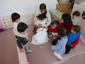 プレゼントを開ける0歳児