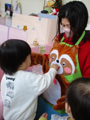 プレゼントで遊ぶ0歳児