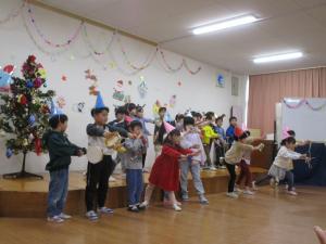 演奏している5歳児