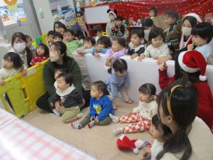 ペープサートを見ている0、1歳児
