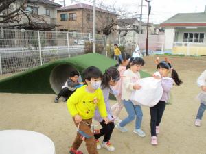 プレゼントを探す5歳児