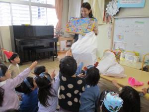 プレゼントを開ける5歳児