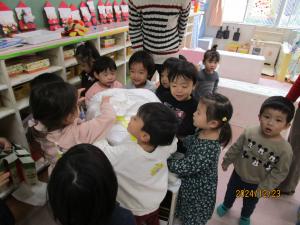 プレゼントをもらう2歳児