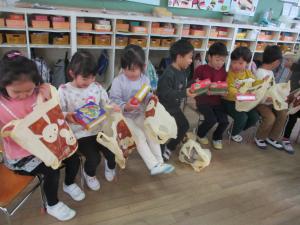 プレゼントを喜ぶ4歳児