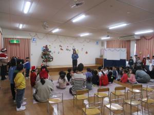 演奏の準備をする5歳児