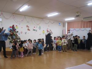 クリスマスのダンスを踊る子どもたち