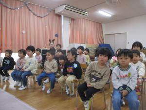 演奏を聞く3歳児