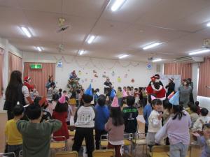 ダンスを踊る子どもたち　全体