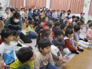 ペープサートを見ている子どもたち