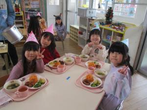 お楽しみ給食を食べる5歳児　1