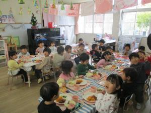 お楽しみ給食を食べる3歳児