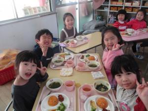 お楽しみ給食を食べる4歳児　1