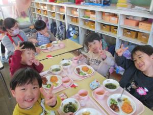 お楽しみ給食を食べる4歳児　2