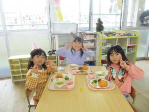 お楽しみ給食を食べる5歳児　2