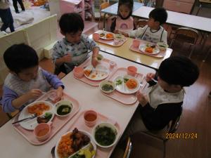 お楽しみ給食を食べる2歳児　1