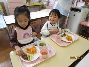 お楽しみ給食を食べる2歳児　2
