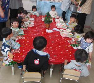 お楽しみ給食を食べる1歳児