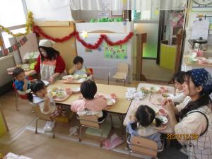 お楽しみ給食を食べる0歳児