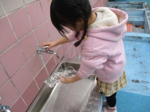 氷を作る5歳児　1
