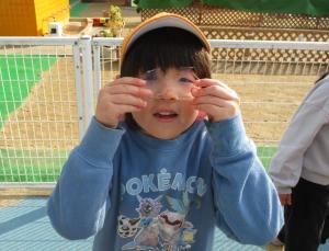 氷を眼鏡にしている5歳児