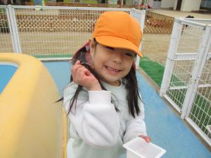 氷をリボンにしている5歳児