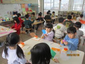 衣装を作っている様子　５歳児