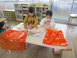 衣装に飾りを貼る　５歳児