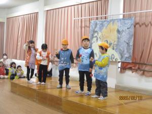 けん玉を披露している5歳児