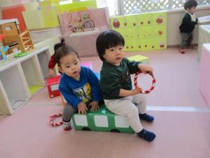 バスに乗って遊んでいる０歳児　１