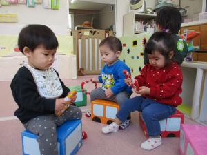 バスに乗って遊んでいる０歳児　２
