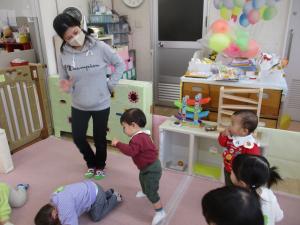 体操をしている０歳児