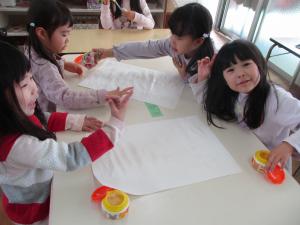 小道具を作る４歳児