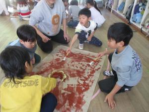 木の枝の色づけをする４歳児