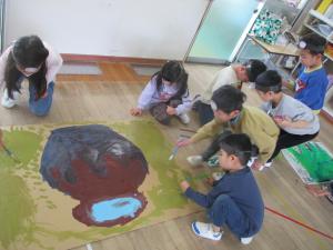 大道具の色を塗る4歳児2