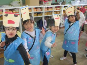 自分で作った衣装を着る4歳児