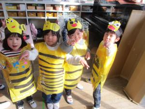 衣装を着る４歳児２