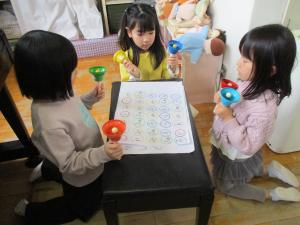 ハンドベルの練習をする5歳児