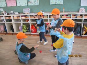 こま回しを練習する5歳児