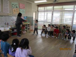 招待状をもらう5歳児