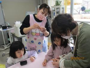 先生と遊ぶ5歳児　1