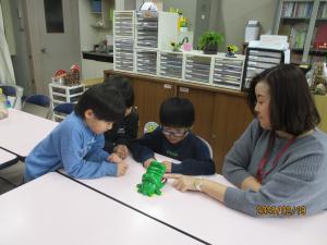 先生と遊ぶ5歳児　2