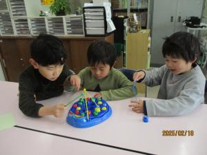 職員室で遊ぶ様子　1