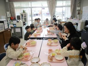 職員室を給食で食べる様子　1